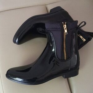 Nine West Cooscoos Black Ankle Rain Booties with Gold Side Zip Sz 9